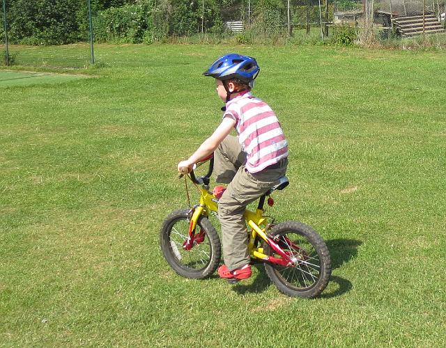 IMG_5673.JPG - Jack shows it is possible to ride with just one pedal.